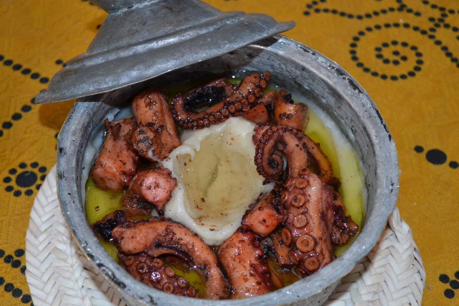 Bazine aux poulpes servi dans une marmite traditionnelle